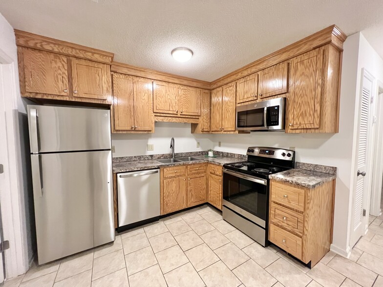 Kitchen - 274 Fleming Rd