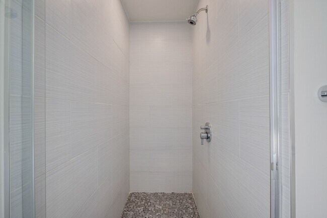 Building Photo - 837 N Kingsley Dr