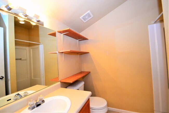 Building Photo - $1111 - Studio/1BA Close to Downtown Color...