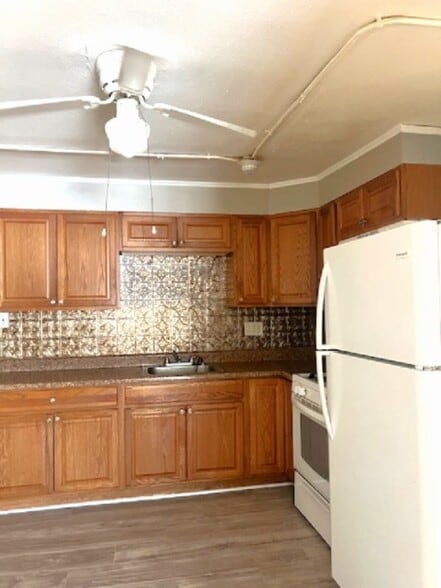 Building Photo - 13 Bissell St