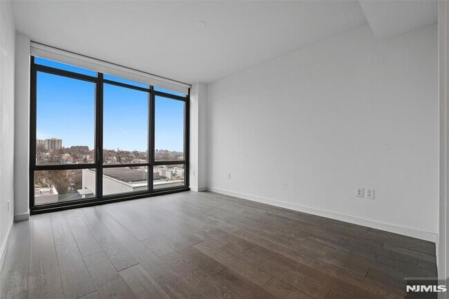 Building Photo - 320 Adolphus Ave