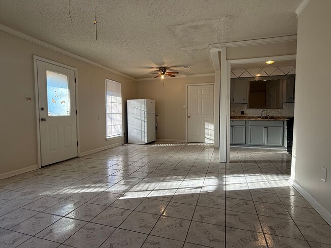 Building Photo - Charming 3 bedroom 1.5 Bathroom Located in...