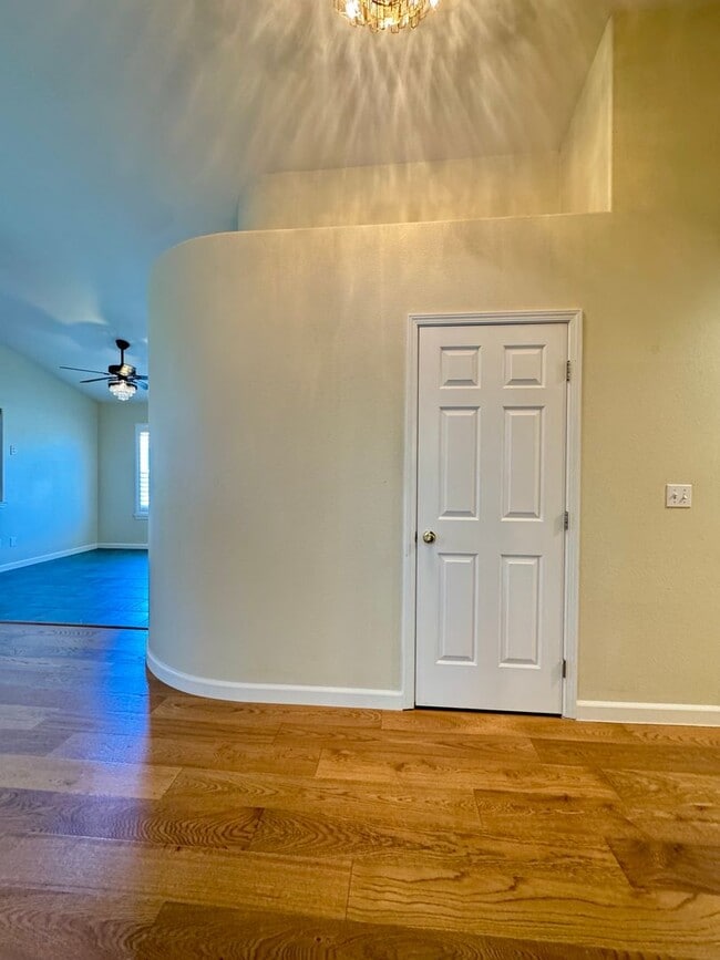 Building Photo - Spacious 3 bedroom, 3 bath bi-level home nestled in the scenic Sierra Nevada foothills