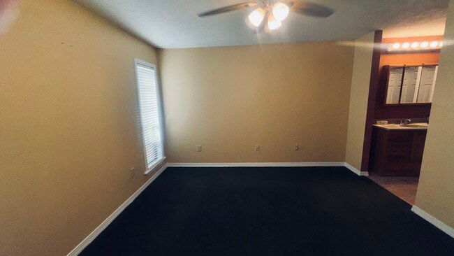 Building Photo - 405 Harvest Dr