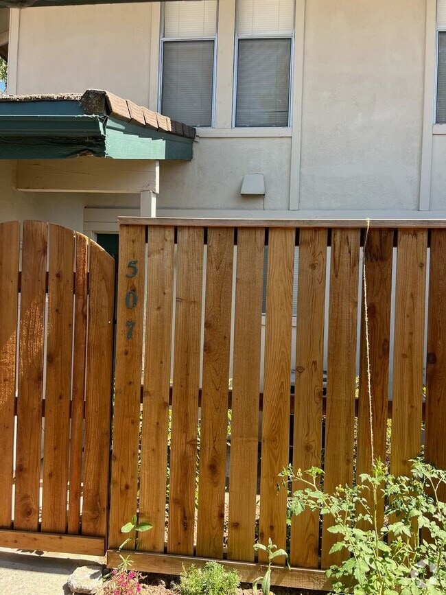 Building Photo - Charming 3-Bedroom Townhome in Desirable G...