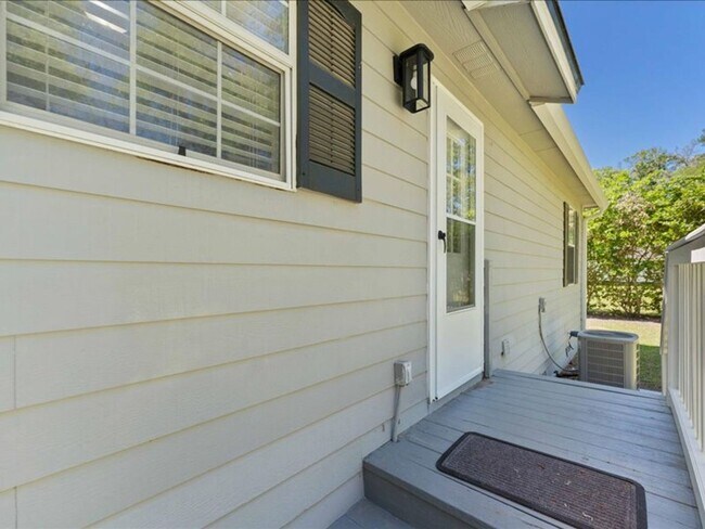 Building Photo - Charming 3 Bedroom Renovated Retreat: Cozy Home with New Upgrades in Serene Neighborhood