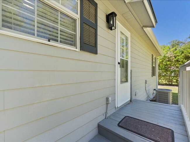 Building Photo - Charming 3 Bedroom Renovated Retreat: Cozy...