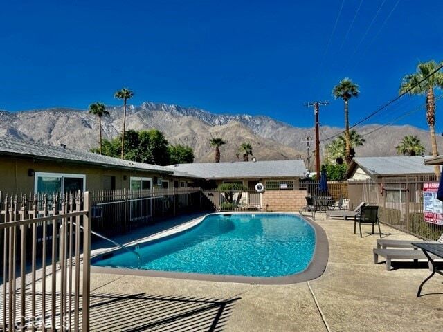 Building Photo - 685 E Vista Chino