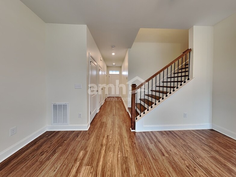 Building Photo - 318 Azore Way