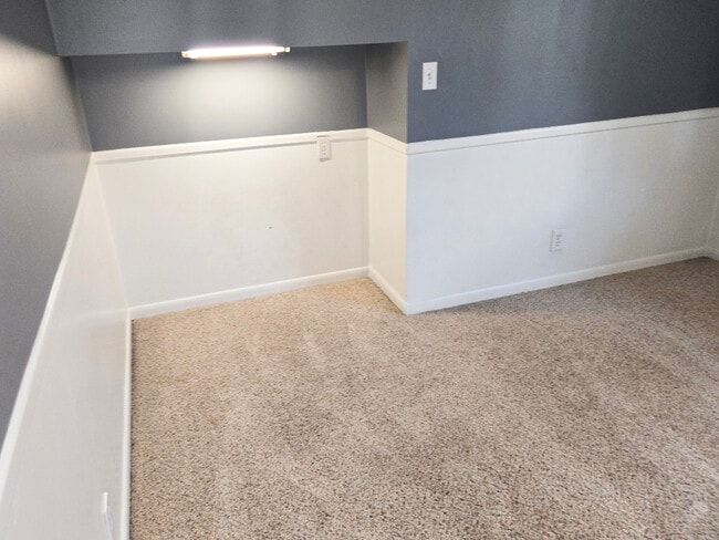 Building Photo - 3018 Guilford Dr