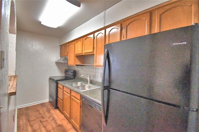 Building Photo - 751 Rebecca St