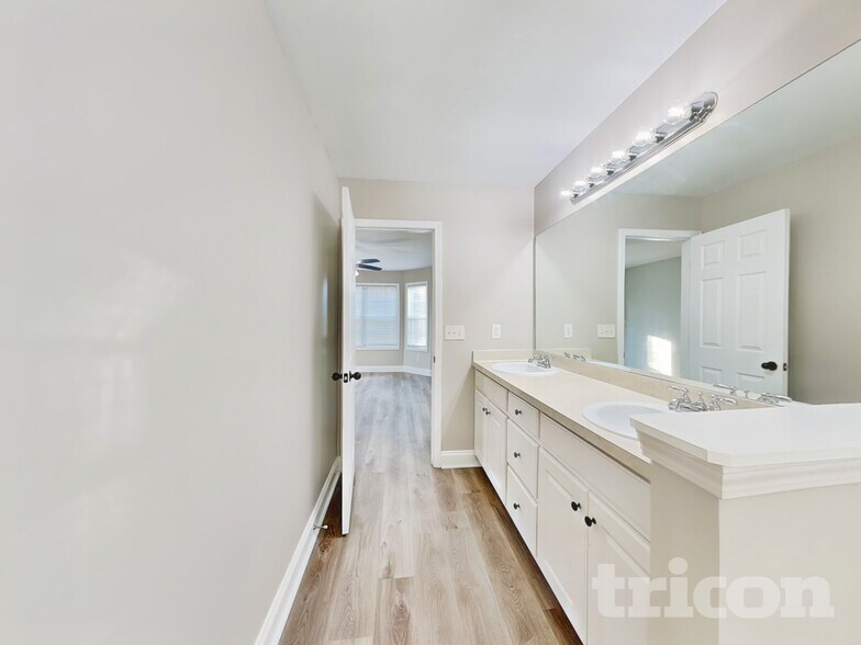 Building Photo - 1916 Roxey Ln