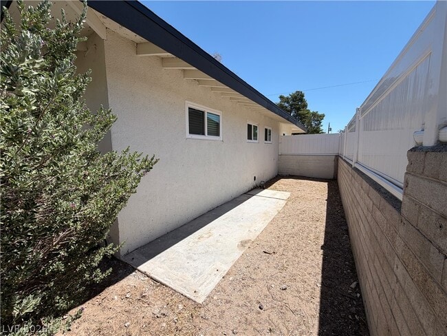 Building Photo - 1317 Pyramid Dr