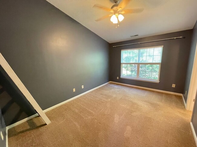 Building Photo - Beautiful 3 Bedroom End-Unit Townhouse