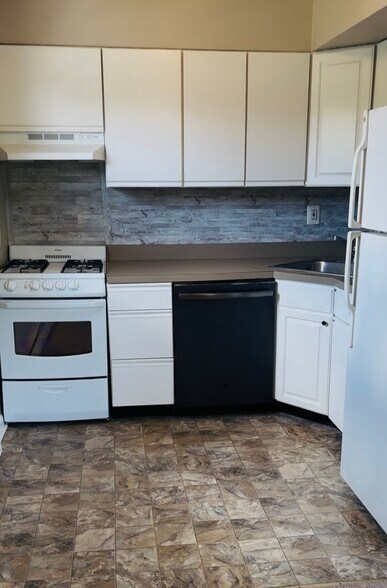 Building Photo - 609 8th Ave
