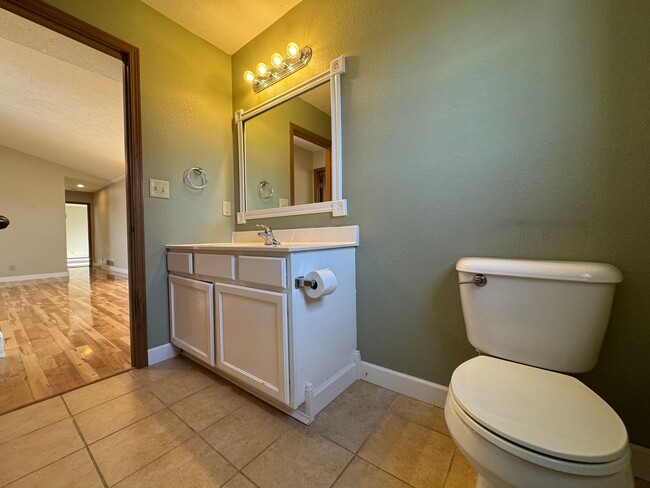 Building Photo - Summit’s Pass Beauty – Updated 3BR/2BA wit...