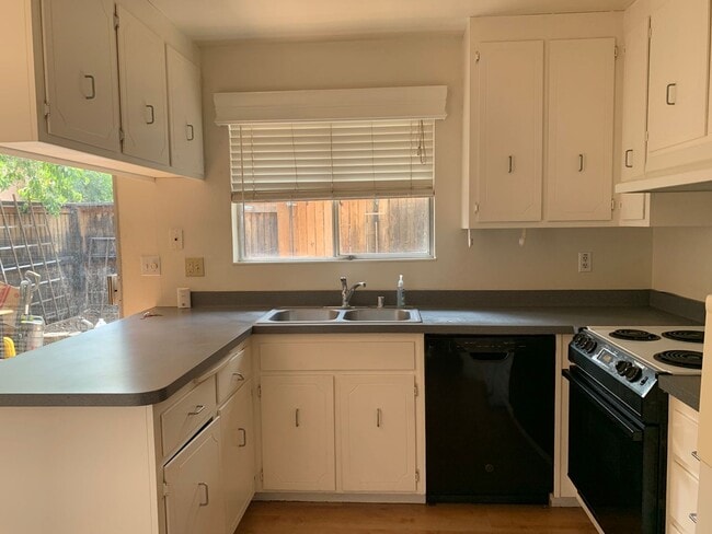 Building Photo - Adorable 3 Bed 1.5 Bath Covell Commons Condo ( fall Rental )