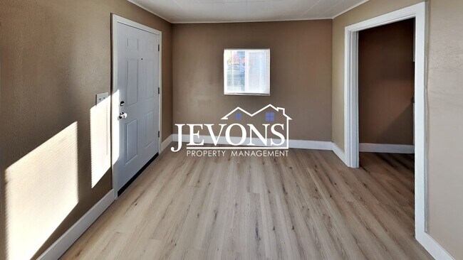 Building Photo - 812 S 10th Ave