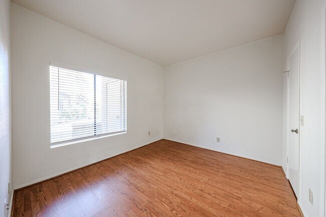 Building Photo - Centrally located and affordable in Woodlake Condominiums