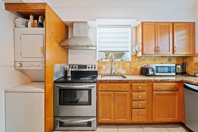 Building Photo - 1701 N Treasure Dr