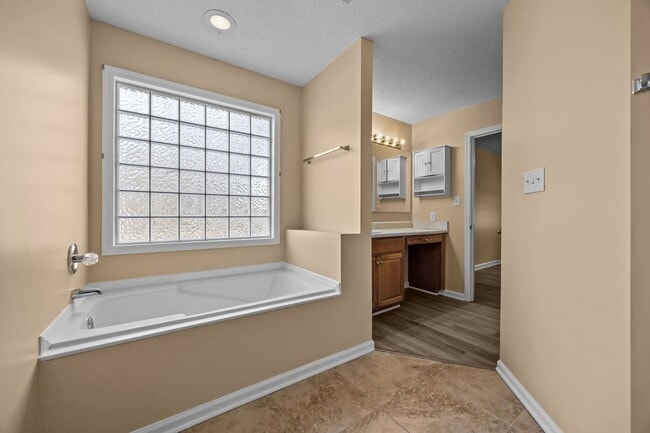 Building Photo - Charming Duplex in Dunn