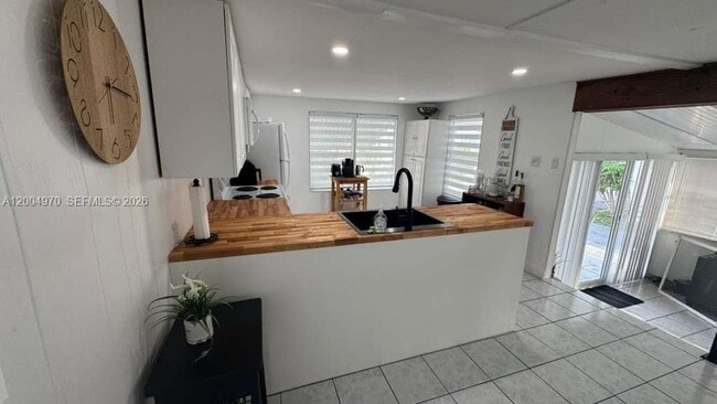 Building Photo - 219 W Lake Dr