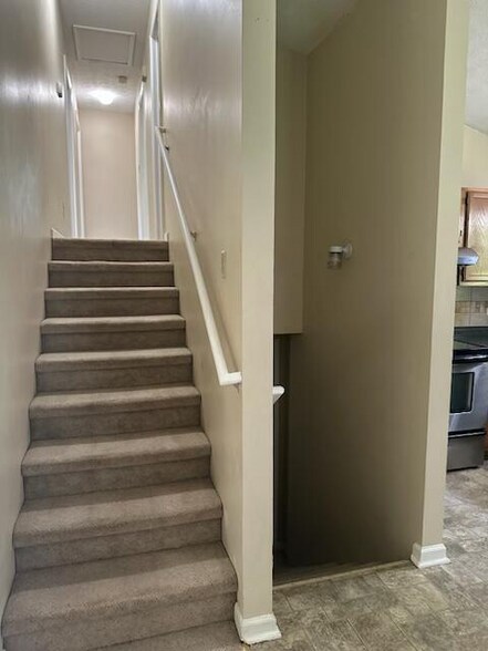 Building Photo - 10104 Wolf Den Ln