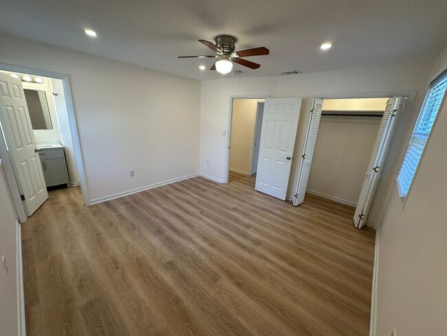 Building Photo - 3 BED | 2 BATH | TWO CAR GARAGE | LARGE FRONT AND BACK YARDS | AVAILABLE NOW