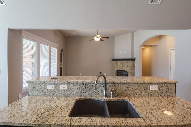 Building Photo - Spacious 3 Bedroom / 2 Bathroom with Modern Upgrade