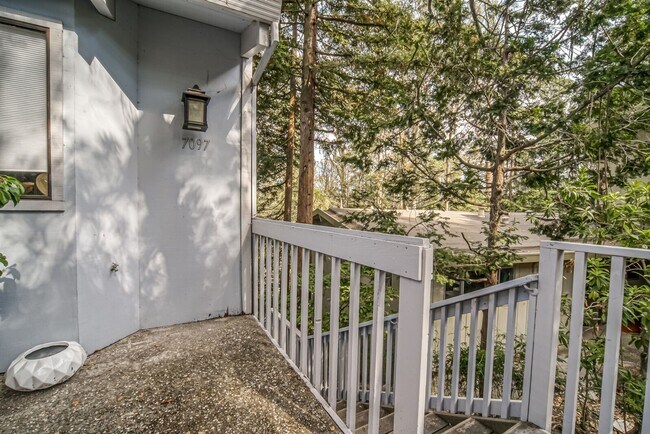 Building Photo - 7099 Pinehaven Rd