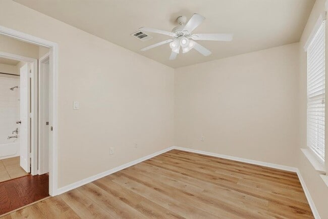 Building Photo - 18336 Friendship Hill Dr