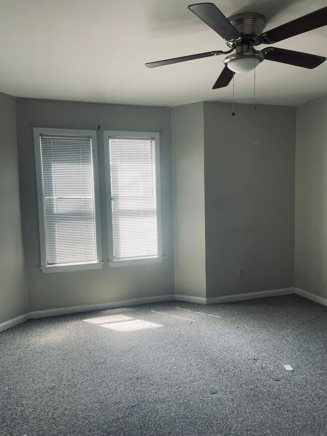 Building Photo - 2 Bed / 1 Bath