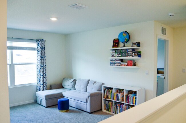 Building Photo - 5 Bedroom 3 Bath in Avalon Woods in Newberry