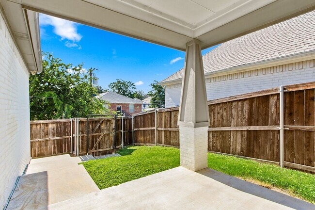 Building Photo - * MOVE IN SUMMER 07/03/2027 * 6 Bed 4 Bath Home, Walk to TCU Light Housekeeping Included