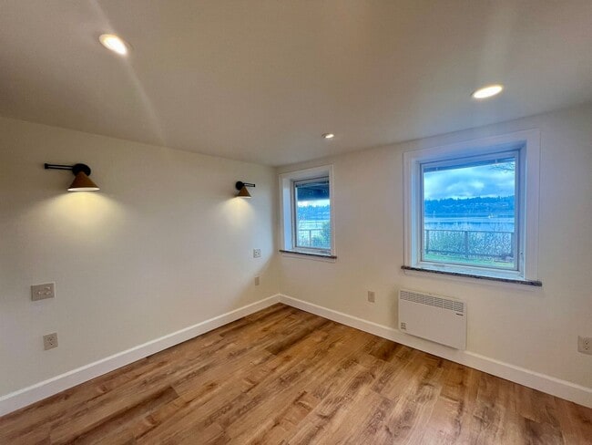 Building Photo - Private Waterfront Apartment