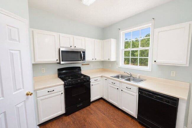 Building Photo - Charming 3bed Cumming Townhome with Walking Trail