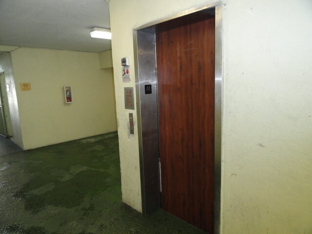 Building Photo - 1825 W 56th St