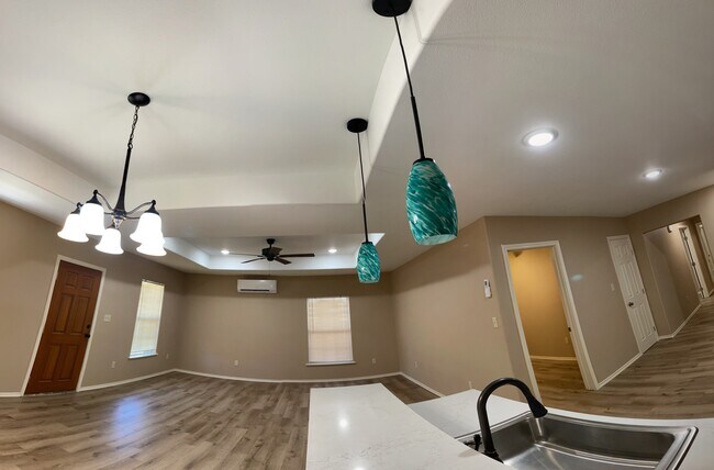 Building Photo - 2113 W Barcelona Ave