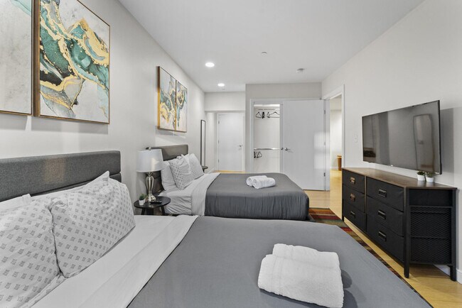 Building Photo - 601 Albany St