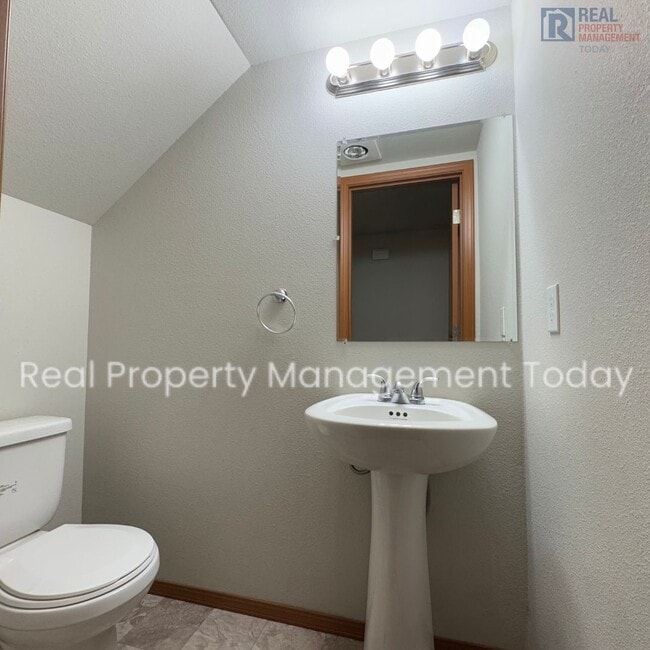 Building Photo - $250 MOVE IN SPECIAL!! Charming 3 Bedroom 2.5 Bath House in Yelm!