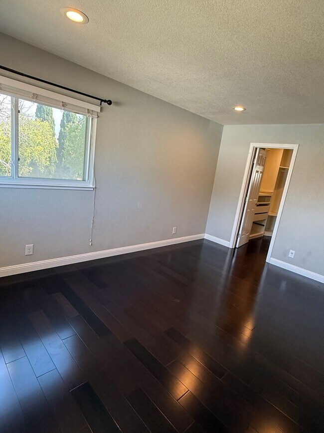 Building Photo - 32625 Lake Mead Dr