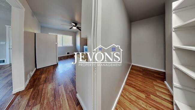 Building Photo - Inviting 2-bedroom 4-plex near Pritchard I...