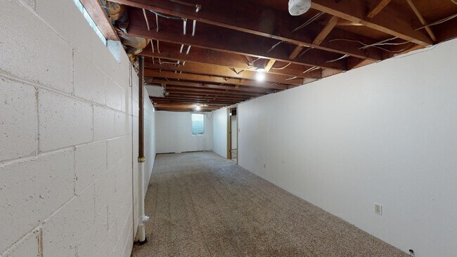 Building Photo - Great Duplex on Campus