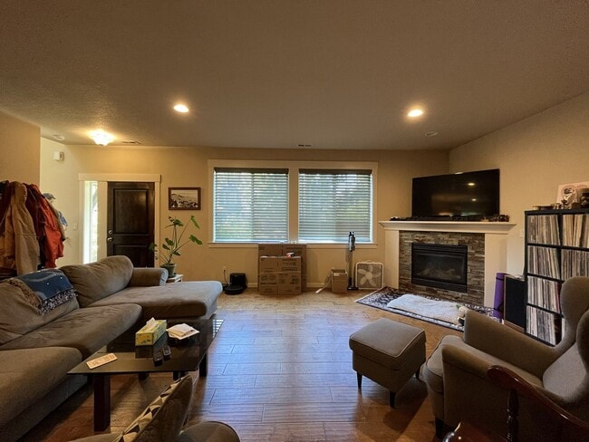 Building Photo - Bright and Modern North Portland Living with Three Bedrooms, Laundry Room & Attached Garage