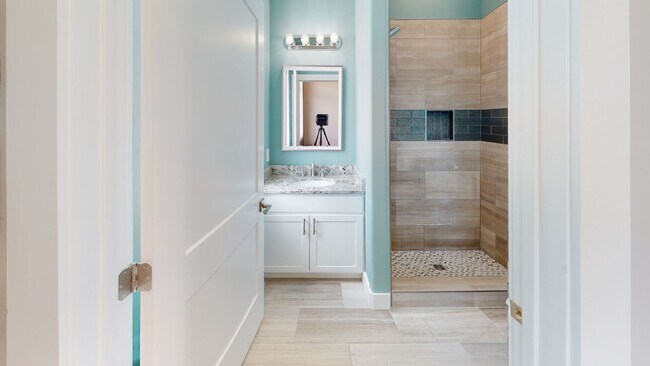 Building Photo - $1655/Bedroom |8BR Townhome in Fort Sander...