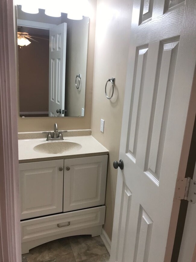 Building Photo - Nice 2 bedroom 2.5 bath town home in quiet neighborhood in town