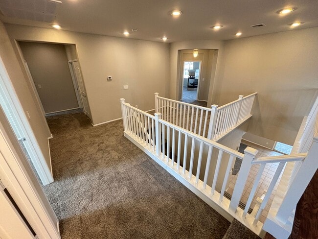 Building Photo - Gorgeous 6Bed/5Bath/4Car, 2-Story Home located in the Mountains Edge