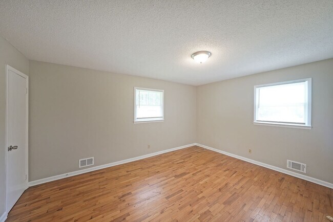 Building Photo - 3/1 ranch home on 4 acres