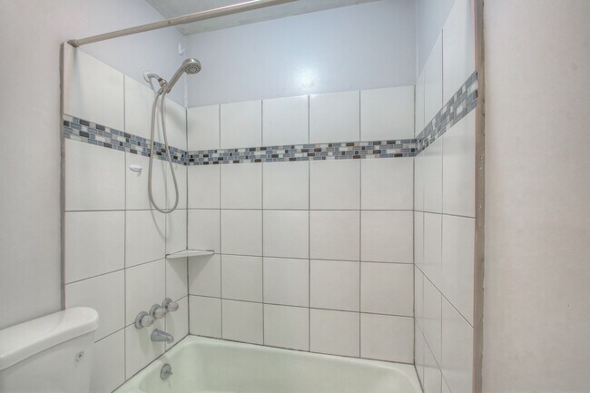 Building Photo - 104 Doral Ct