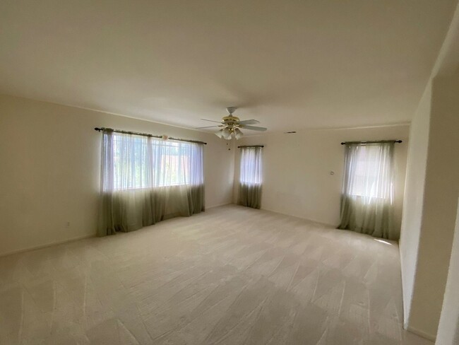 Building Photo - Huge 5 Bedroom + Den, 3 Bath Southside Hom...